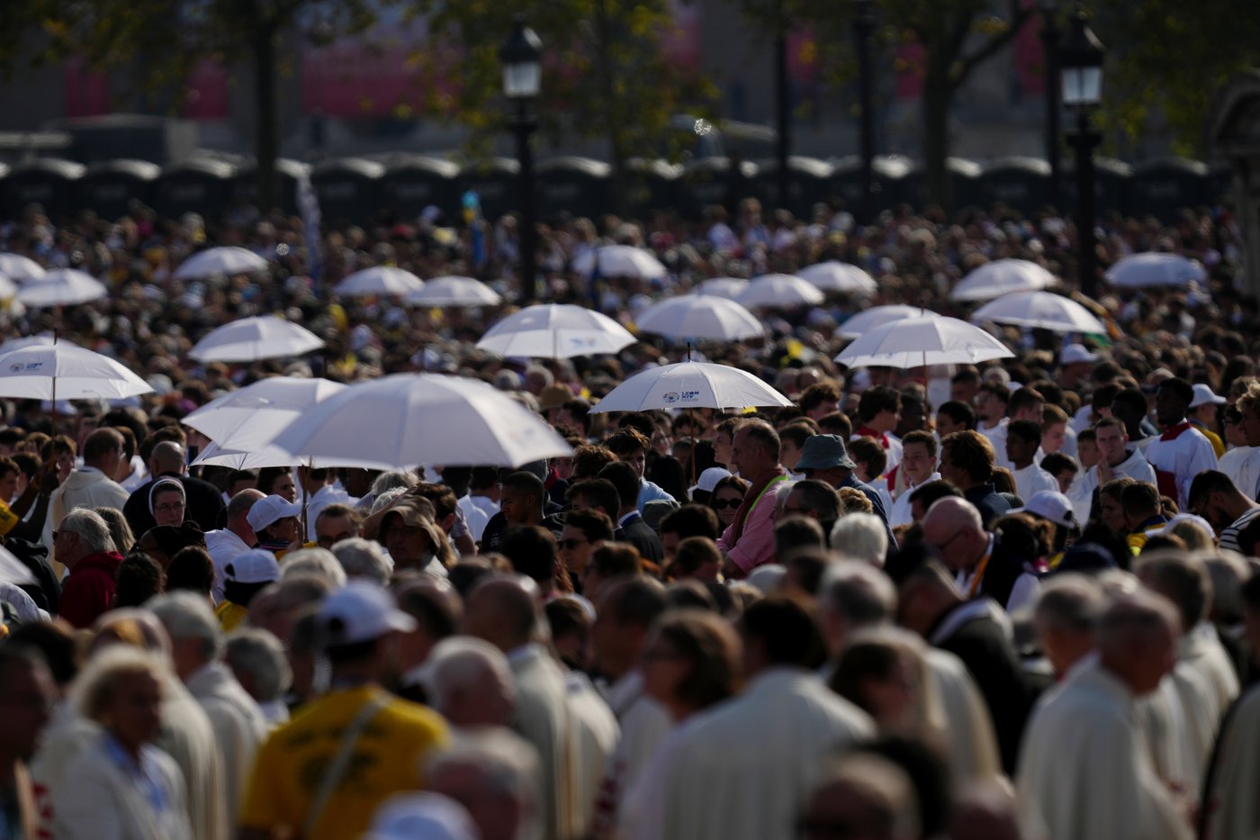Pope Leo draws 800,000 people to central Paris for open-air Mass on iconic square | iNFOnews.ca Pope Leo draws 800,000 people to central Paris for open-air Mass on iconic square | iNFOnews.ca