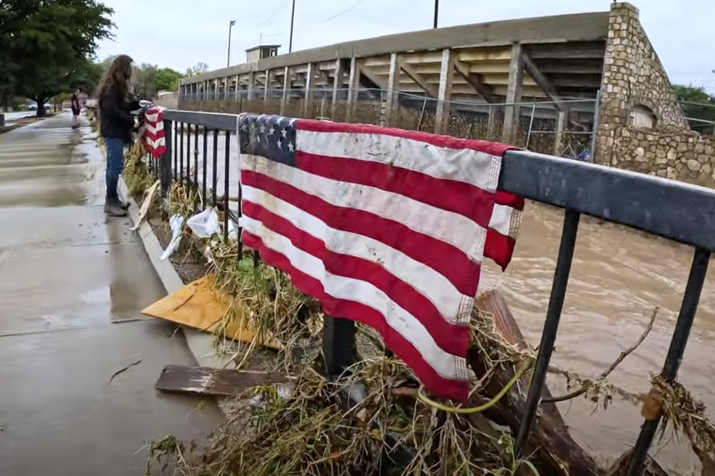 New Mexico authorities rescue hundreds after flooding strands many in high water and leaves 2 dead | iNFOnews.ca