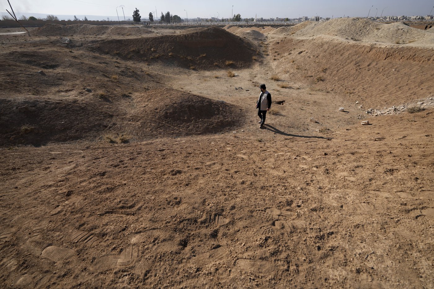 After Assad's fall, the task of unearthing the dead from Syria's mass graves is just beginning | iNFOnews.ca