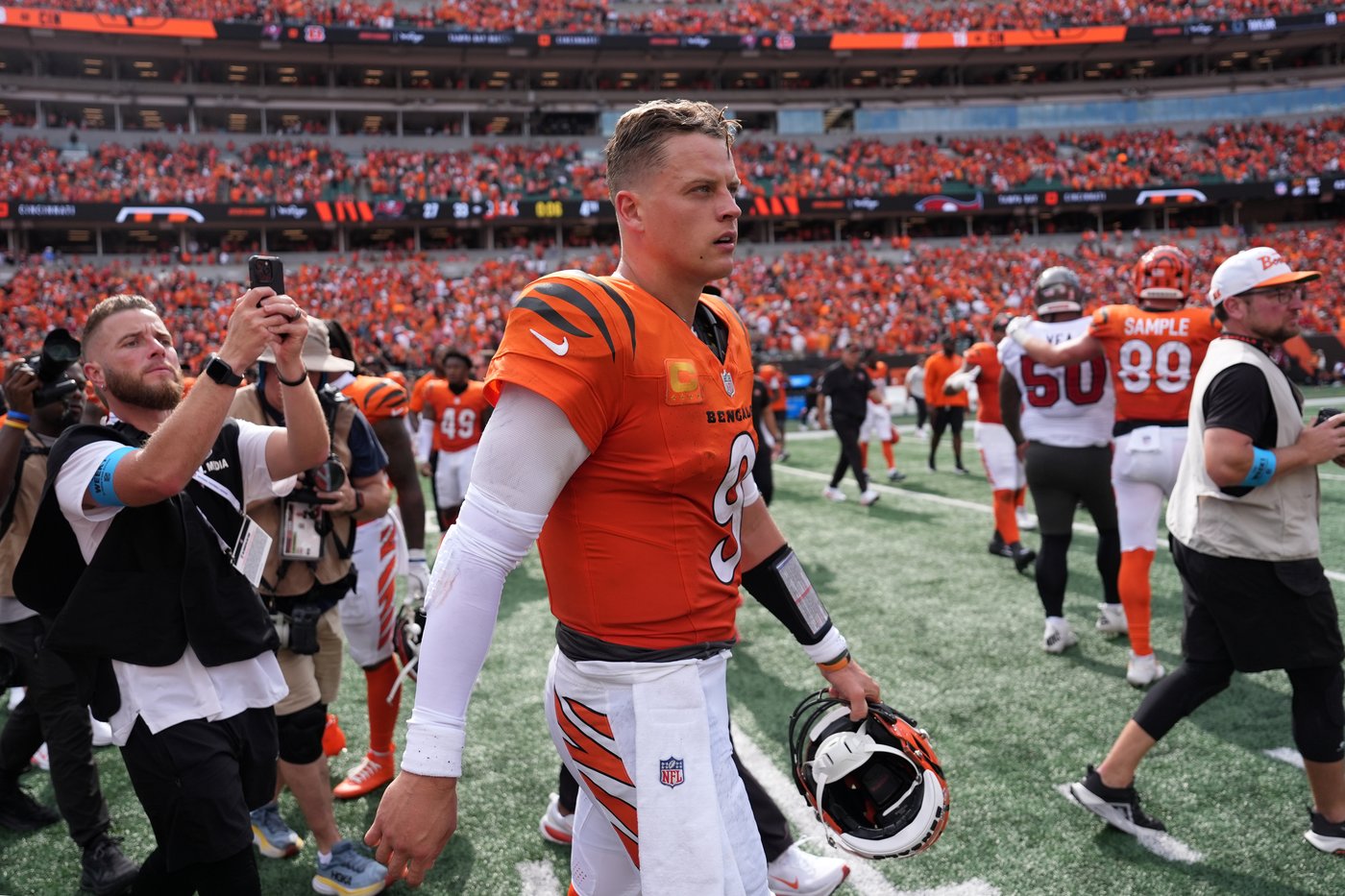 Joe Burrow limited at Bengals practice with back tightness, expects to play at Houston | iNFOnews.ca