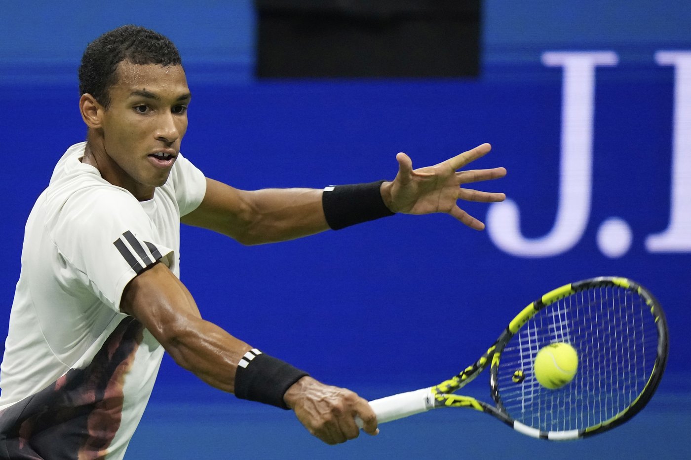 Auger-Aliassime bounces Tabilo to advance at Shanghai Masters | iNFOnews.ca