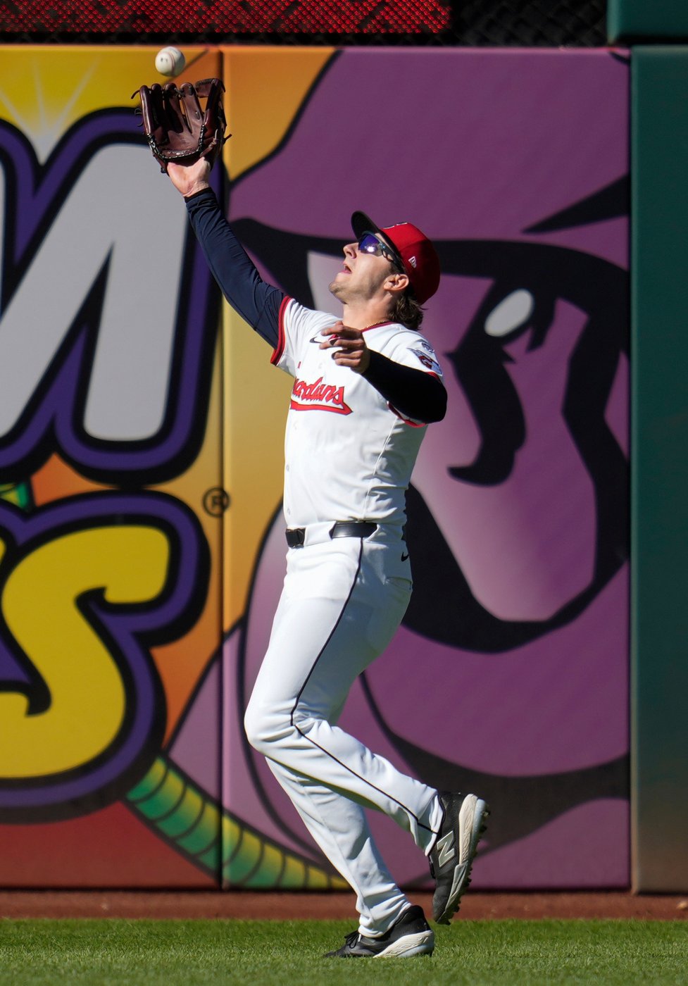 Cleveland's DeLauter drops fly ball in center on first ball in majors before making key play in 4th | iNFOnews.ca Cleveland's DeLauter drops fly ball in center on first ball in majors before making key play in 4th | iNFOnews.ca
