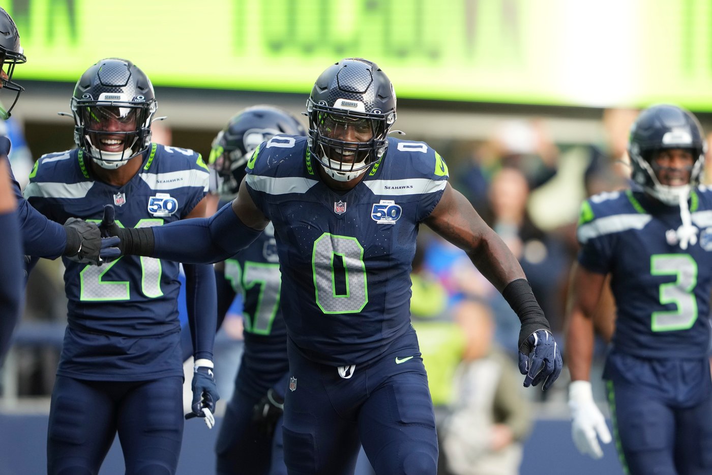 Seahawks' DeMarcus Lawrence has 2 fumble returns for TDs in first half vs. Cardinals | iNFOnews.ca