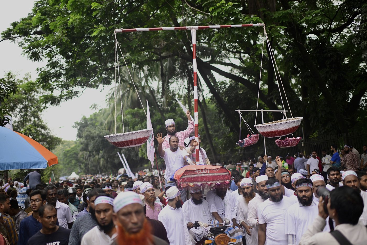 Bangladesh's Islamist party projects force with a big rally in Dhaka | iNFOnews.ca