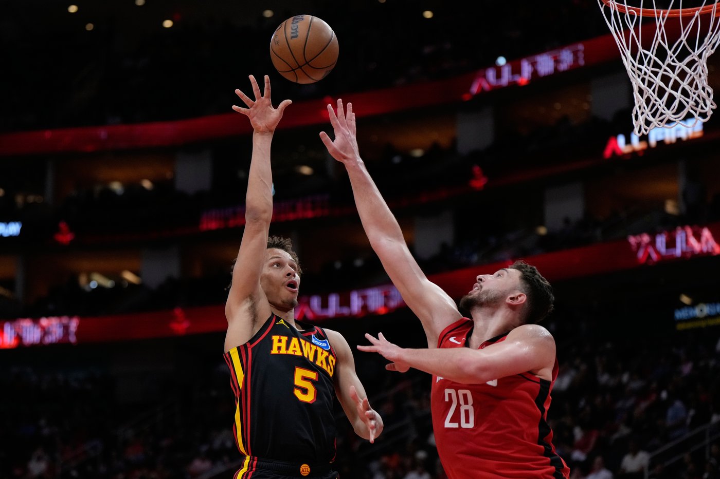 Rockets snap Hawks' 11-game win streak with a 117-95 rout as Durant scores 25 | iNFOnews.ca