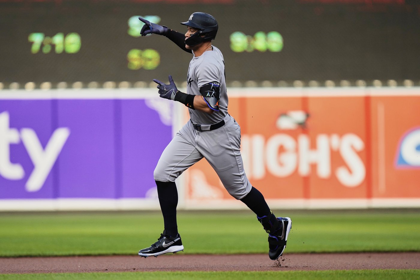 Yankees hit 3 straight homers to start game against Orioles -- a month after doing it vs. Brewers | iNFOnews.ca Yankees hit 3 straight homers to start game against Orioles -- a month after doing it vs. Brewers | iNFOnews.ca