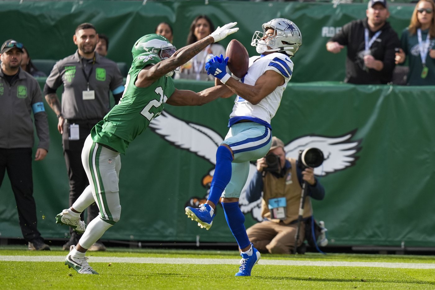 Cowboys roughed up by Eagles and Jerry Jones catches grief from Philly fans | iNFOnews.ca