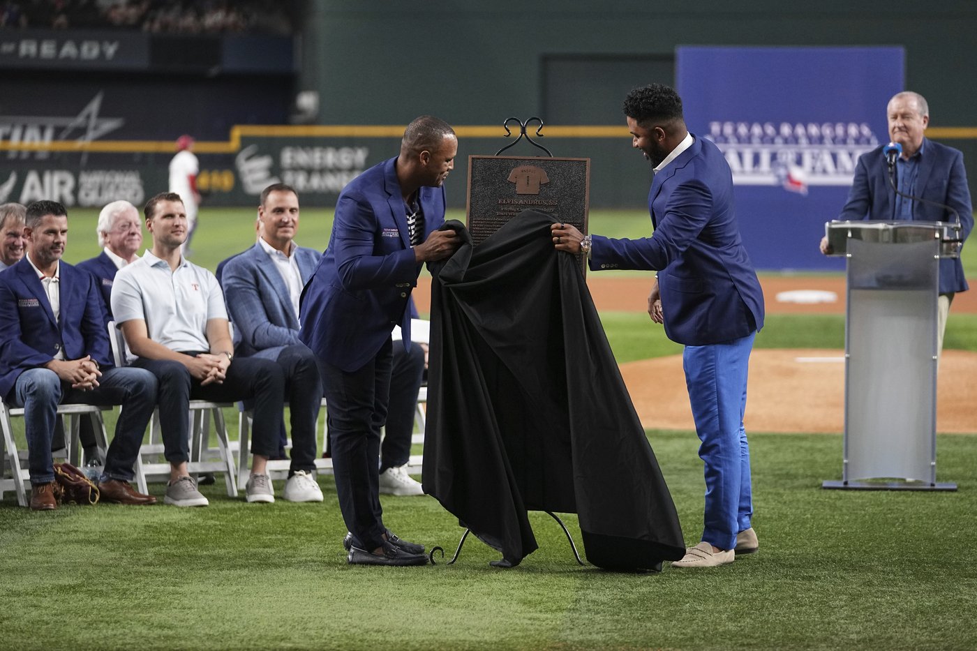 Elvis Andrus inducted into the Texas Rangers Baseball Hall of Fame with assist from Adrian Beltré | iNFOnews.ca