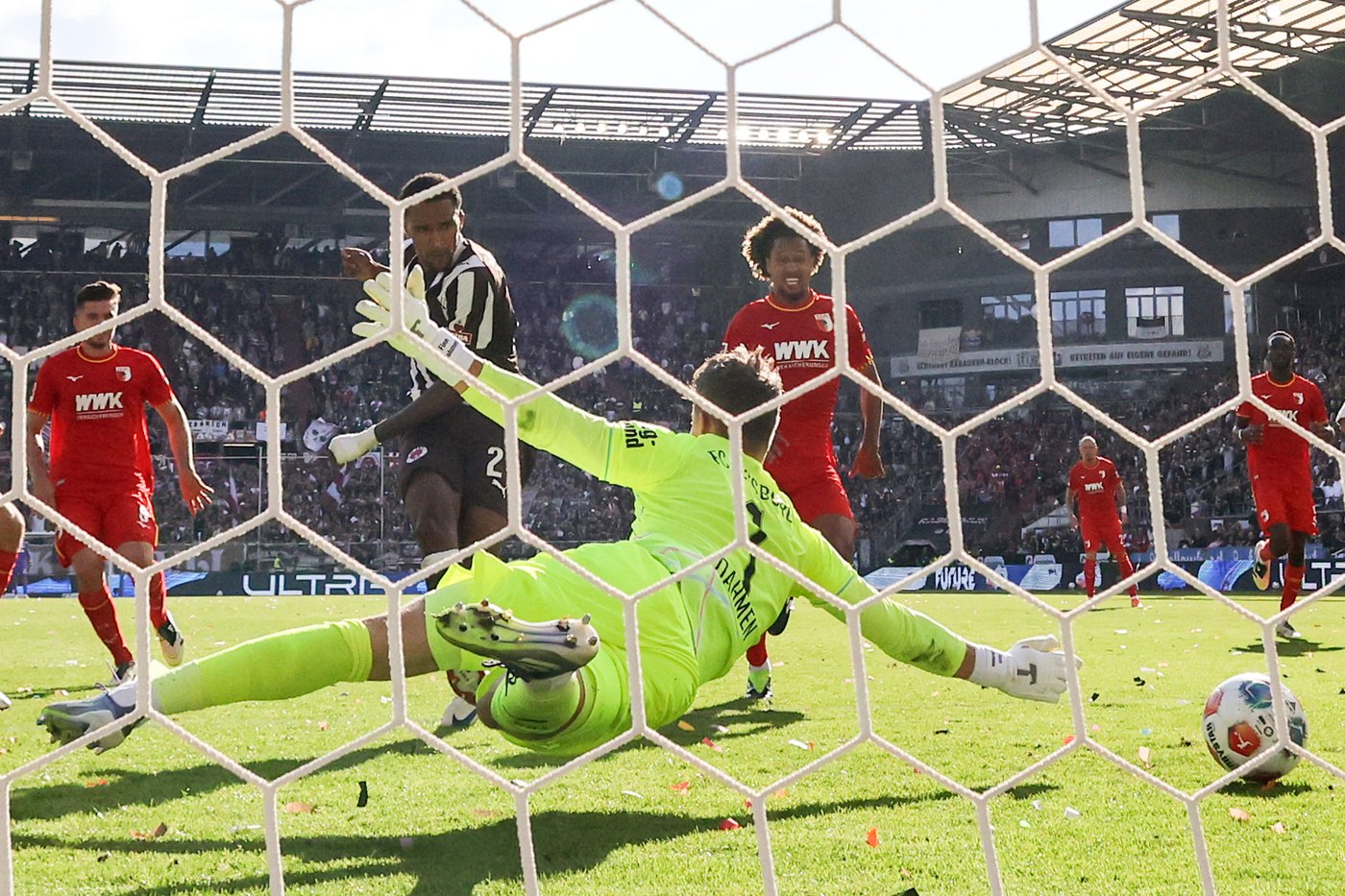 St. Pauli beats Augsburg 2-1 to stay unbeaten in Bundesliga, Bremen routs Gladbach 4-0 | iNFOnews.ca