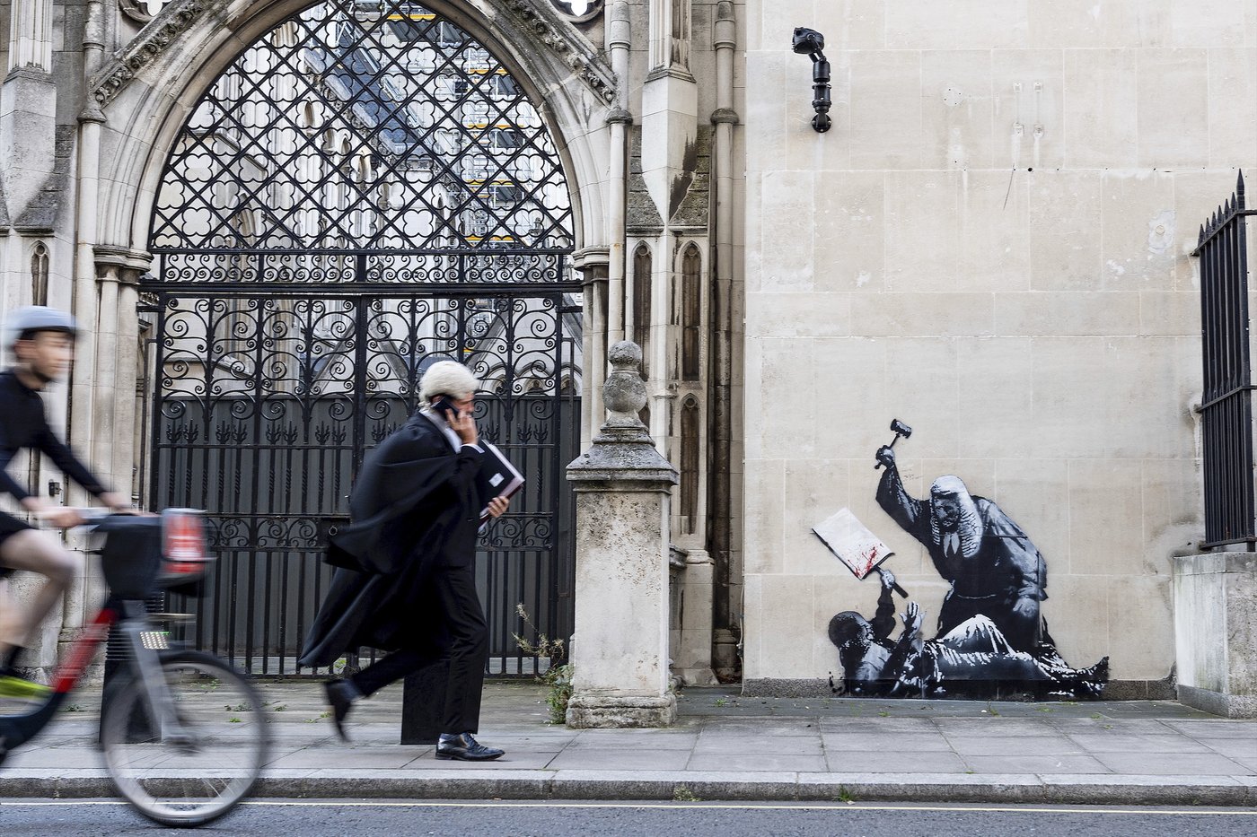 New Banksy mural of a judge beating a protester to be removed from outside London court | iNFOnews.ca