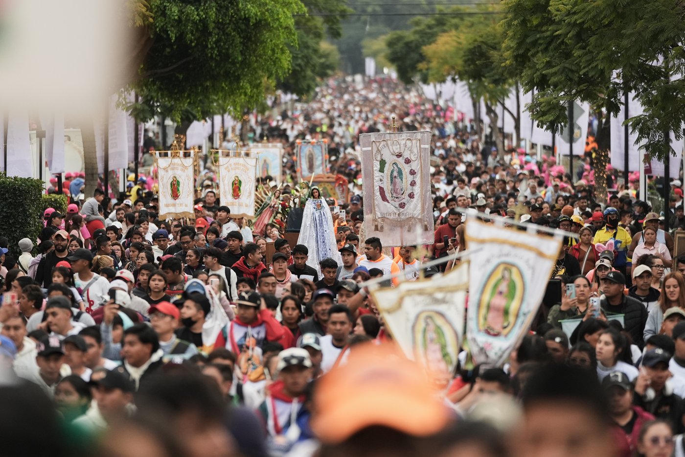 Believers in Our Lady of Guadalupe flock to her Mexico City shrine, in photos | iNFOnews.ca