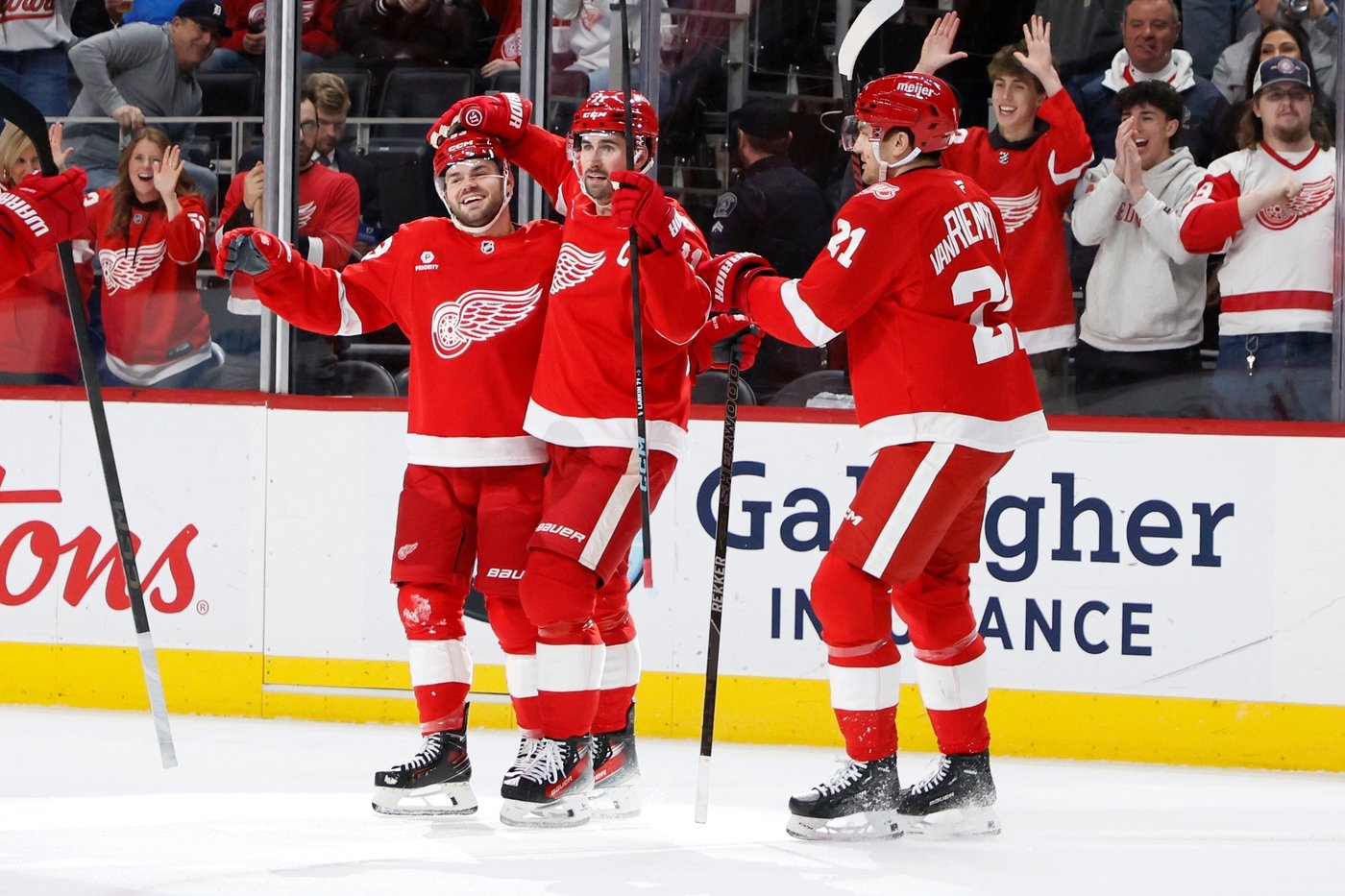 Larkin's tiebreaking goal in 3rd period sends Red Wings to 4-2 win over Sharks | iNFOnews.ca