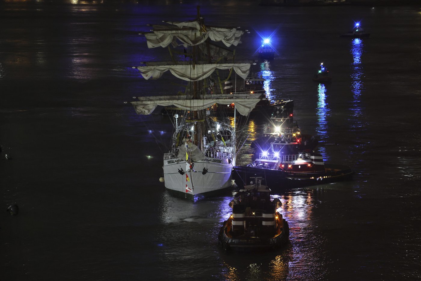 AP PHOTOS: Mexican tall ship strikes Brooklyn Bridge, snapping masts and killing 2 crew members | iNFOnews.ca