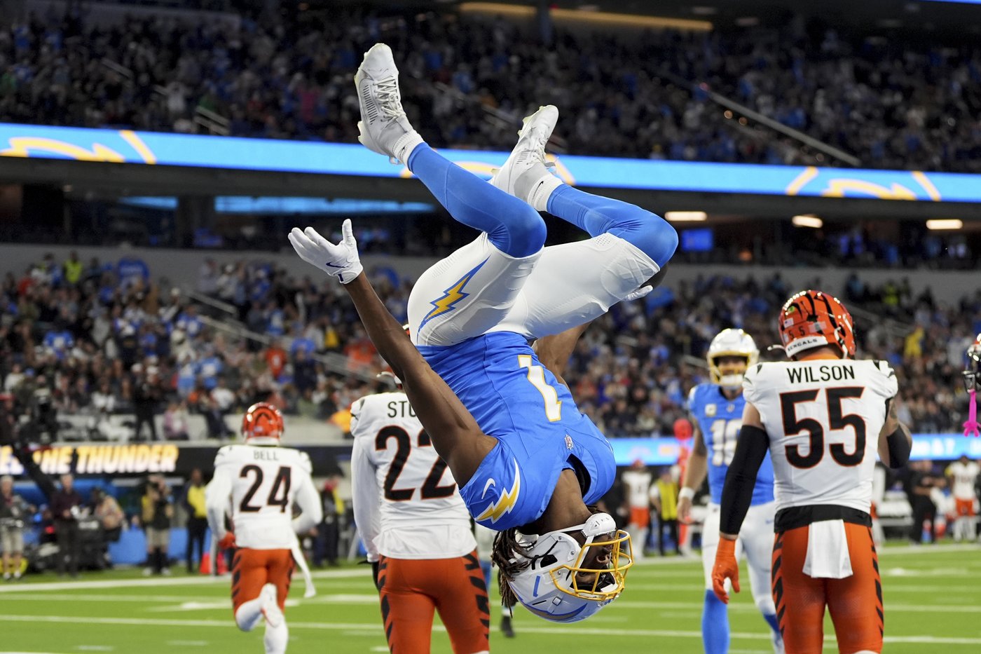 Chargers beat Bengals 34-27 on Dobbins' late TD after squandering 21-point lead | iNFOnews.ca Chargers beat Bengals 34-27 on Dobbins' late TD after squandering 21-point lead | iNFOnews.ca