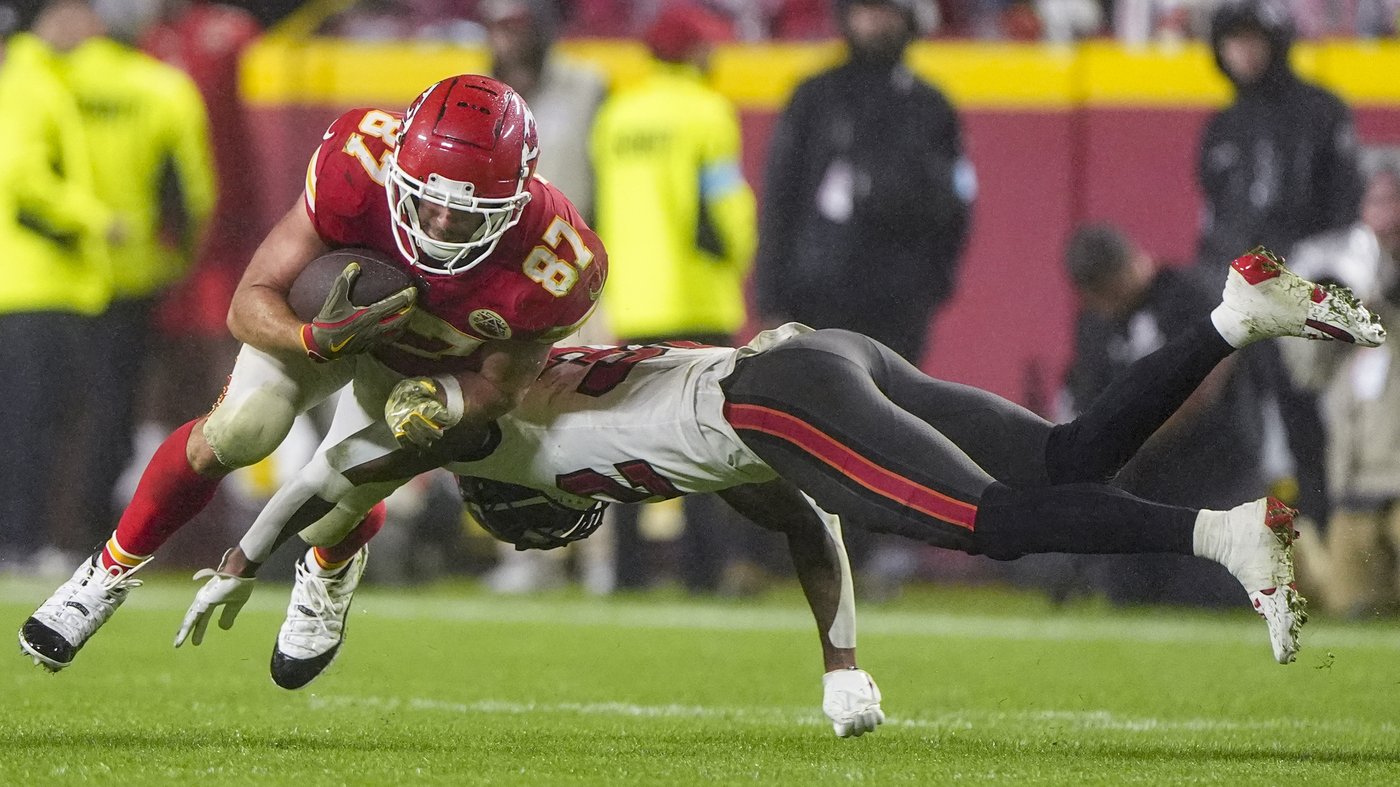 Taylor Swift watches Travis Kelce and the Chiefs play Buccaneers after wrapping US leg of Eras Tour | iNFOnews.ca Taylor Swift watches Travis Kelce and the Chiefs play Buccaneers after wrapping US leg of Eras Tour | iNFOnews.ca