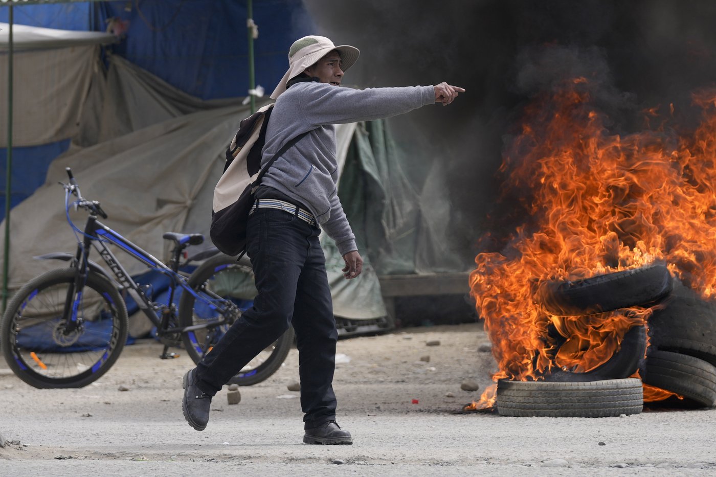 Rival protesters clash in Bolivia as ex-President Evo Morales leads a march to the capital | iNFOnews.ca Rival protesters clash in Bolivia as ex-President Evo Morales leads a march to the capital | iNFOnews.ca