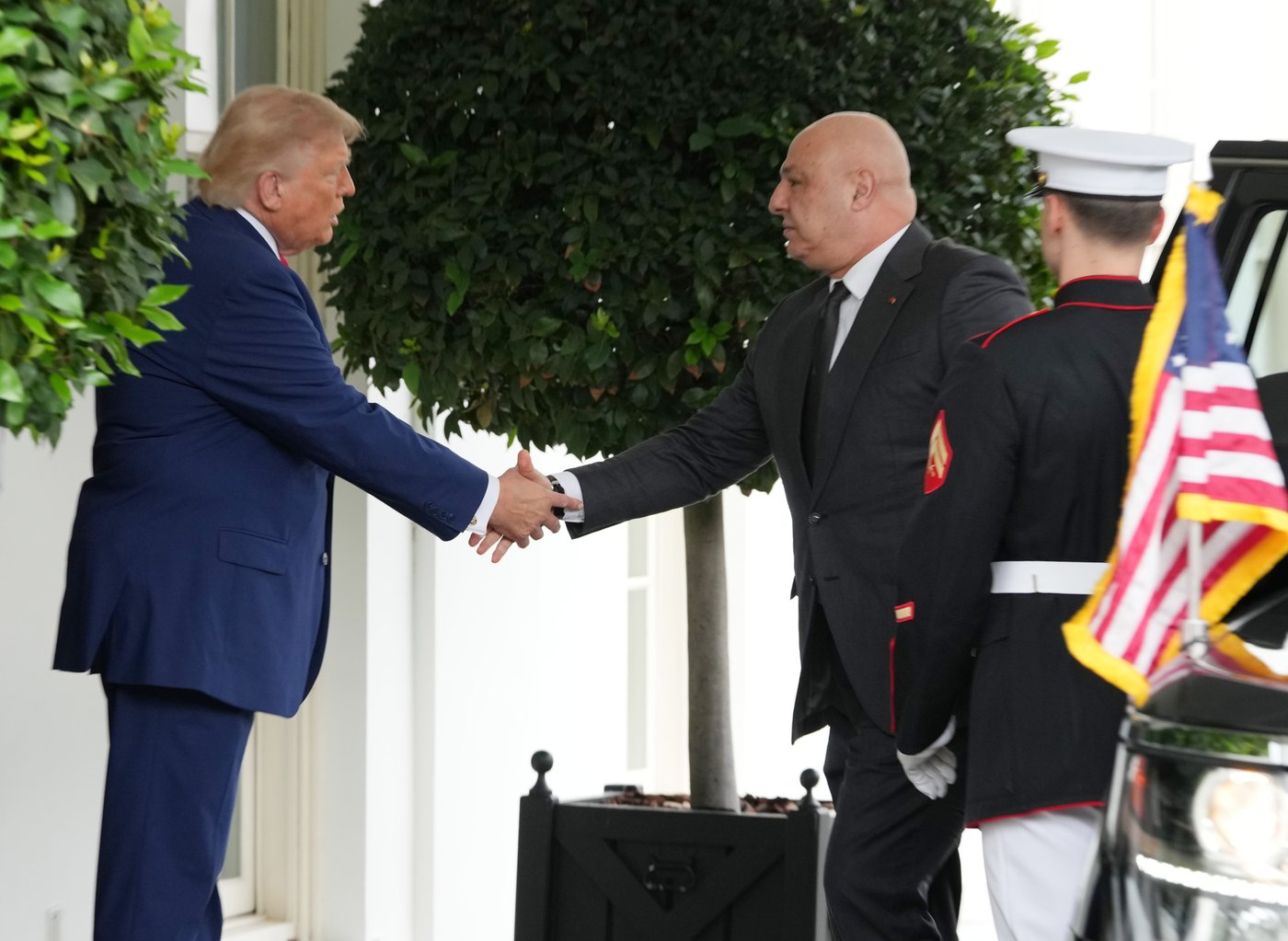 Trump says US-Lebanon flights can resume, pledges help for that country after meeting its president | iNFOnews.ca