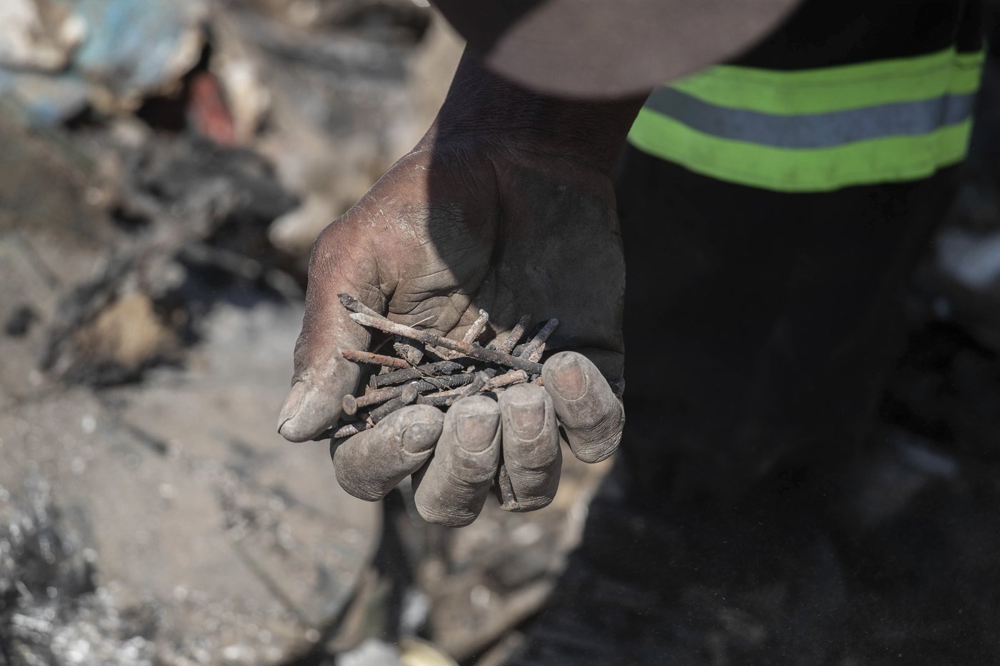Zimbabwe's scrap metal hunters are quietly fighting climate change one piece at a time | iNFOnews.ca