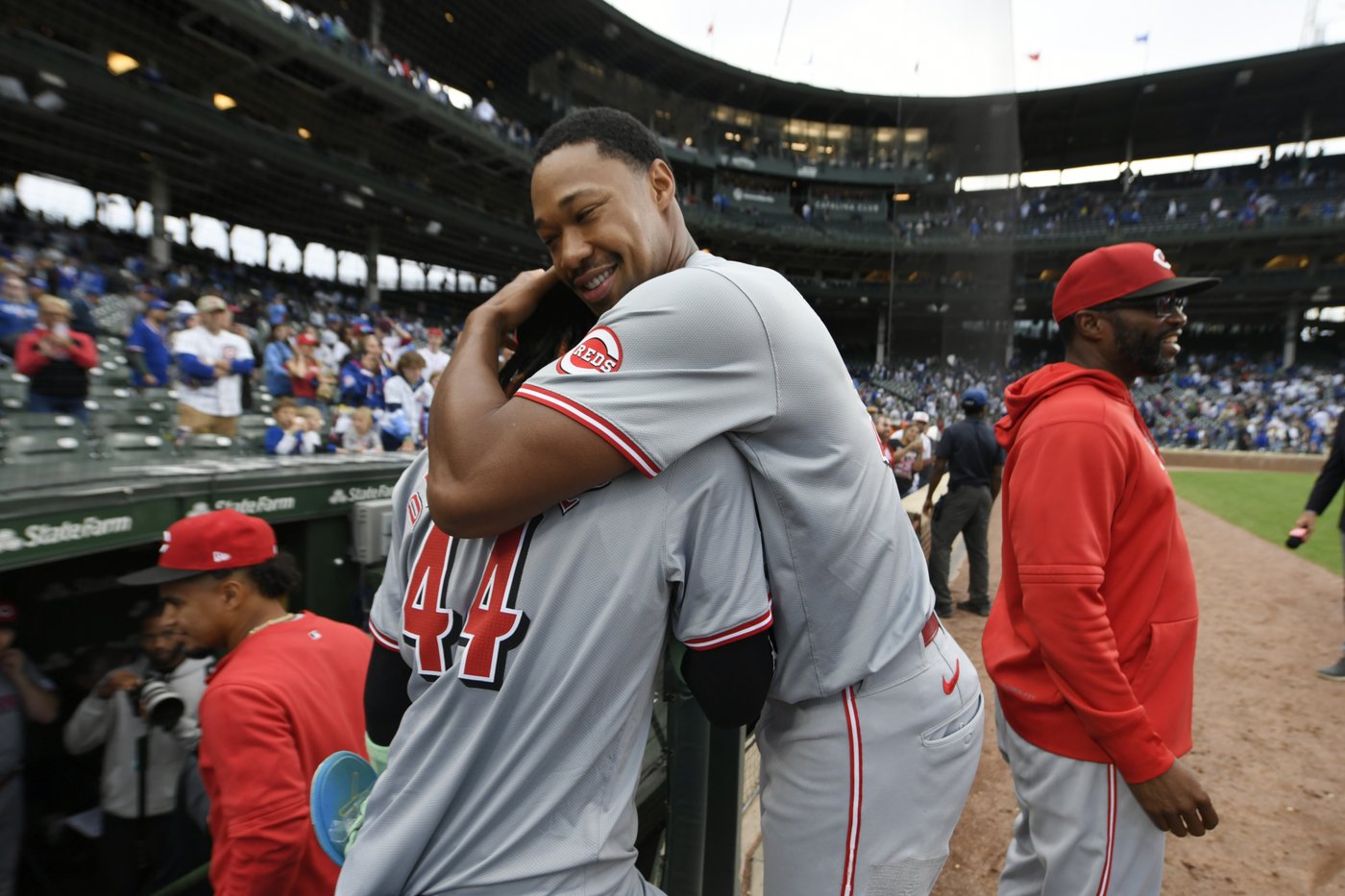 Elly De La Cruz hits 2-run triple in 10th to lead Reds to 3-0 win over Cubs | iNFOnews.ca