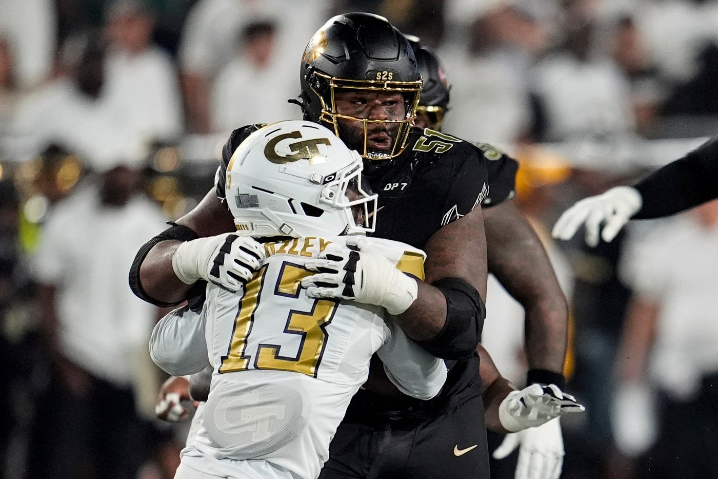 Following Travis Hunter, a 380-pound lineman becomes Deion Sanders' latest 2-way player at Colorado | iNFOnews.ca