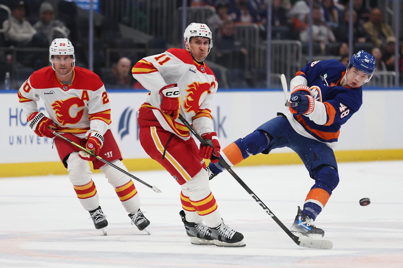 Holmstrom scores twice as Islanders hold on to beat Flames 3-2 | iNFOnews.ca