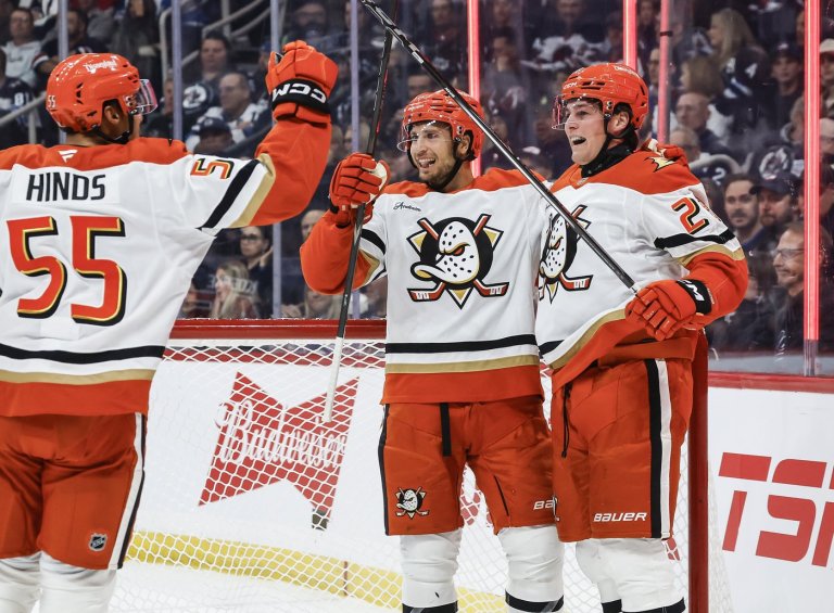 Ducks' Caulfield rewards supporters with first NHL goal in 5-1 win over Jets | iNFOnews.ca