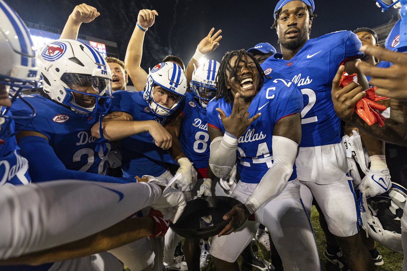 SMU gets 4 TDs from Smith and three more with offense watching, beats TCU 66-42 after Dykes ejected | iNFOnews.ca