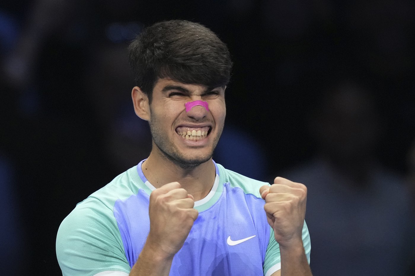 Alcaraz overcomes physical issues to move back into contention at ATP Finals. Zverev wins again | iNFOnews.ca Alcaraz overcomes physical issues to move back into contention at ATP Finals. Zverev wins again | iNFOnews.ca