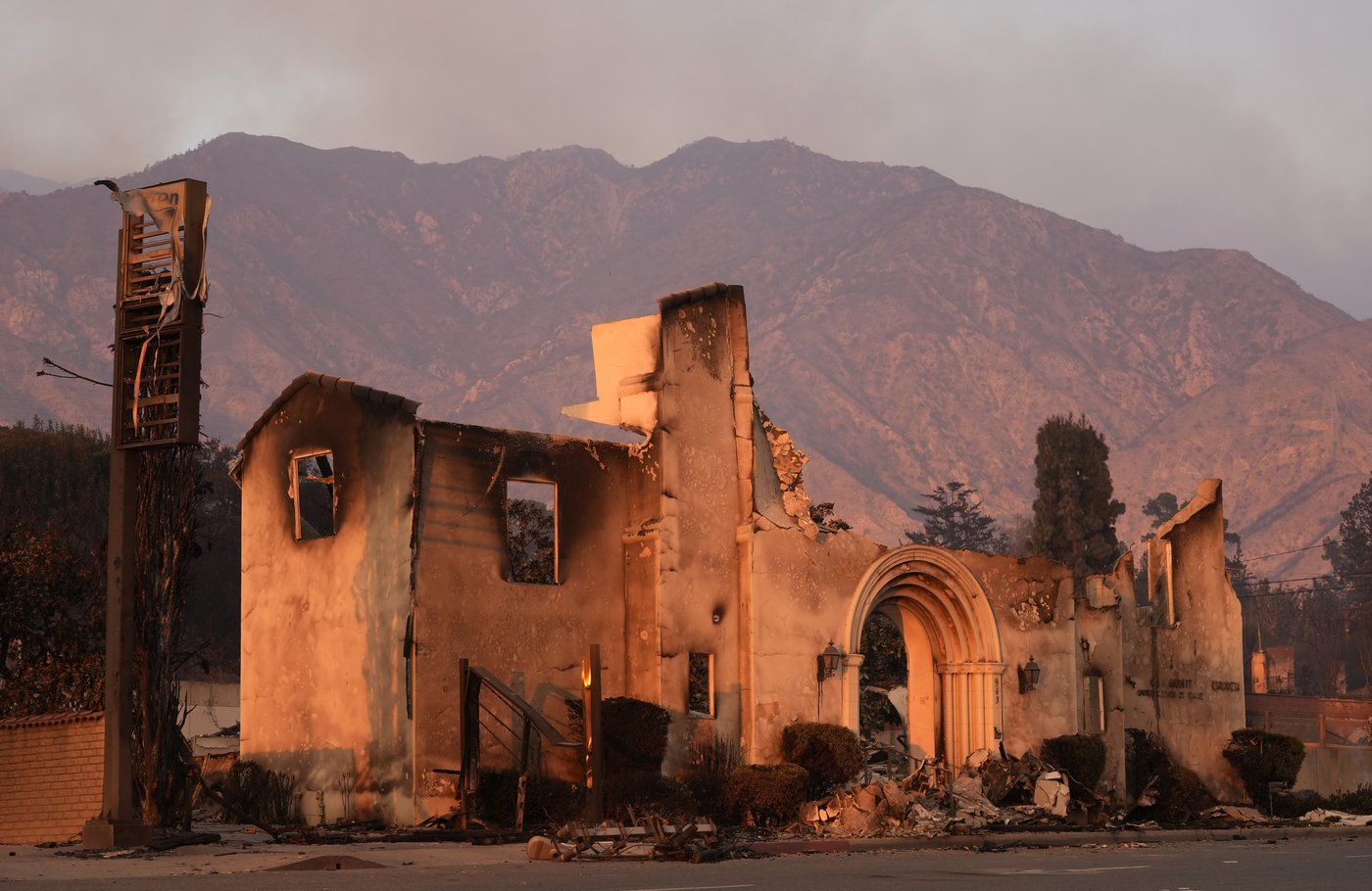 Saving Torah scrolls and saying prayers, Los Angeles fires leave congregants without worship spaces | iNFOnews.ca Saving Torah scrolls and saying prayers, Los Angeles fires leave congregants without worship spaces | iNFOnews.ca