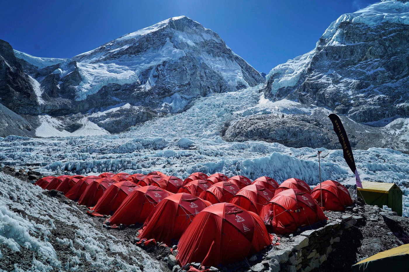 Mount Everest season opens late, with climbers undeterred by huge ice block and high travel costs | iNFOnews.ca