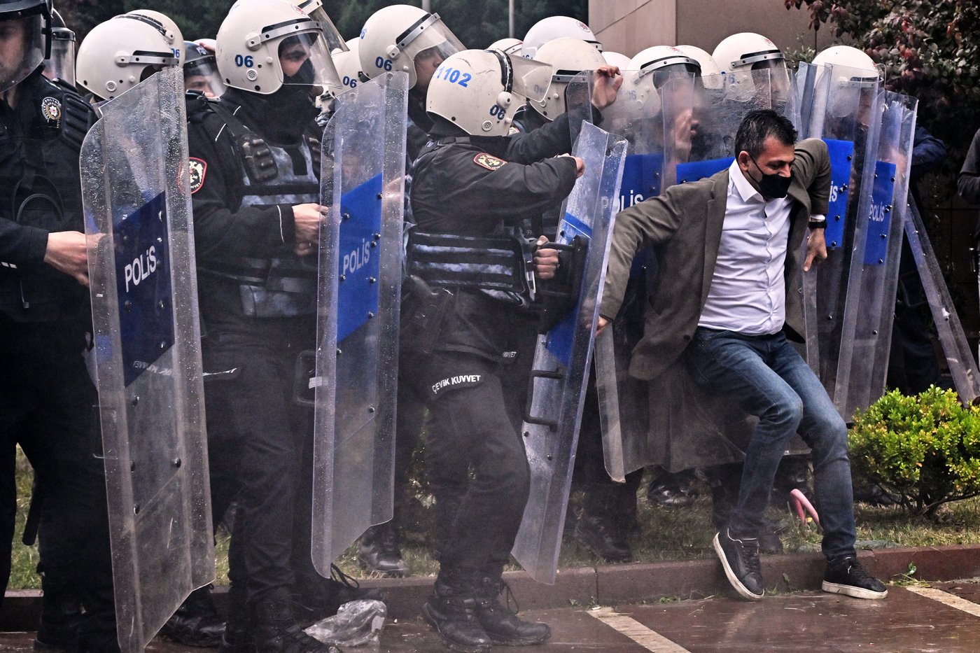 Turkish police storm offices of main opposition CHP party, firing tear gas and rubber bullets | iNFOnews.ca