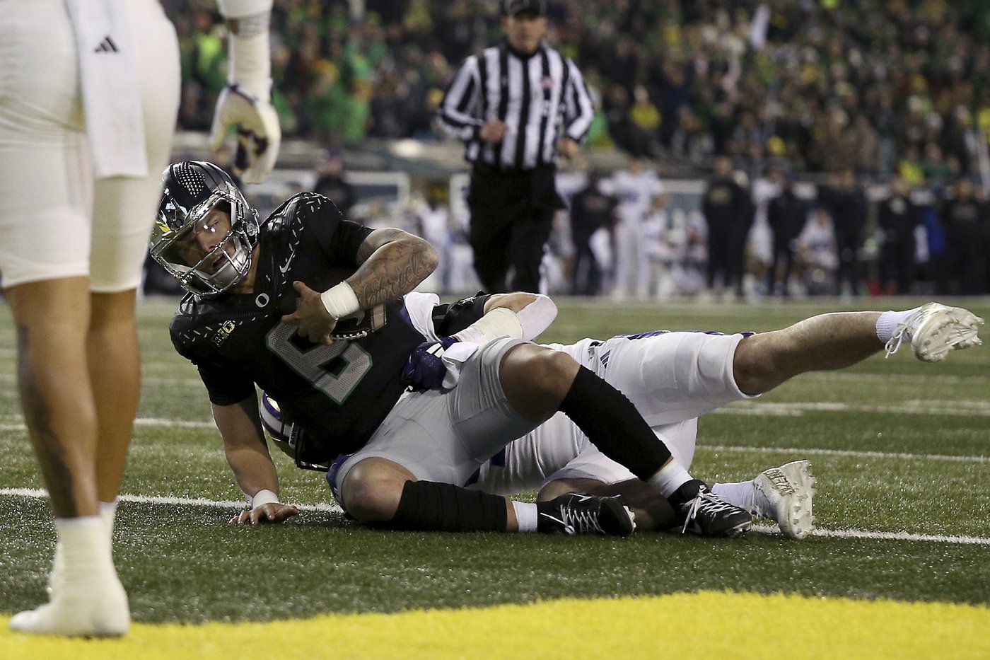 Gabriel throws for 2 TDs and runs for another, No. 1 Oregon routs rival Washington 49-21 | iNFOnews.ca