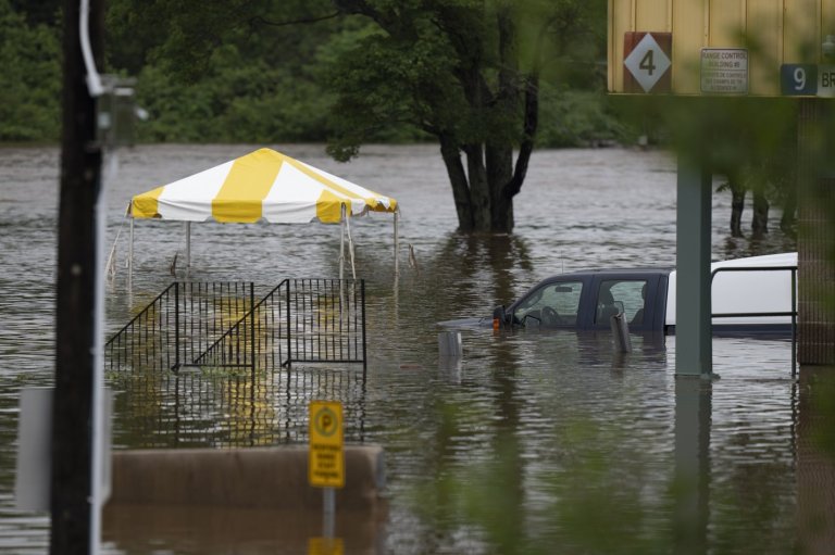 Extreme weather, U.S. funding cuts add pressure for Canada's weather service: report | iNFOnews.ca