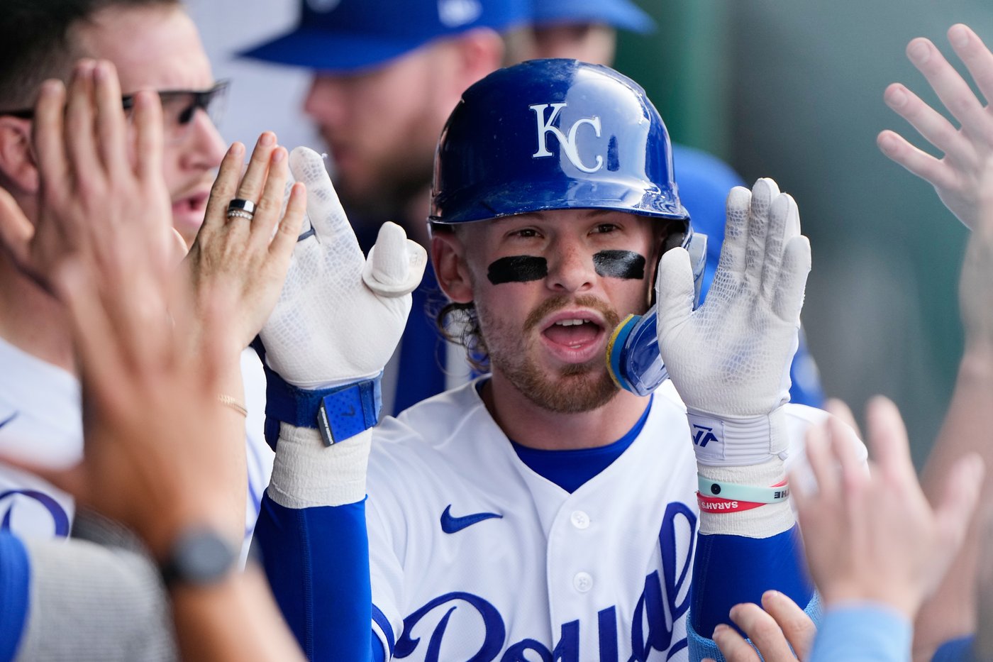 Royals' Bobby Witt Jr. leaves game with knee discomfort after making sliding play in the field | iNFOnews.ca Royals' Bobby Witt Jr. leaves game with knee discomfort after making sliding play in the field | iNFOnews.ca
