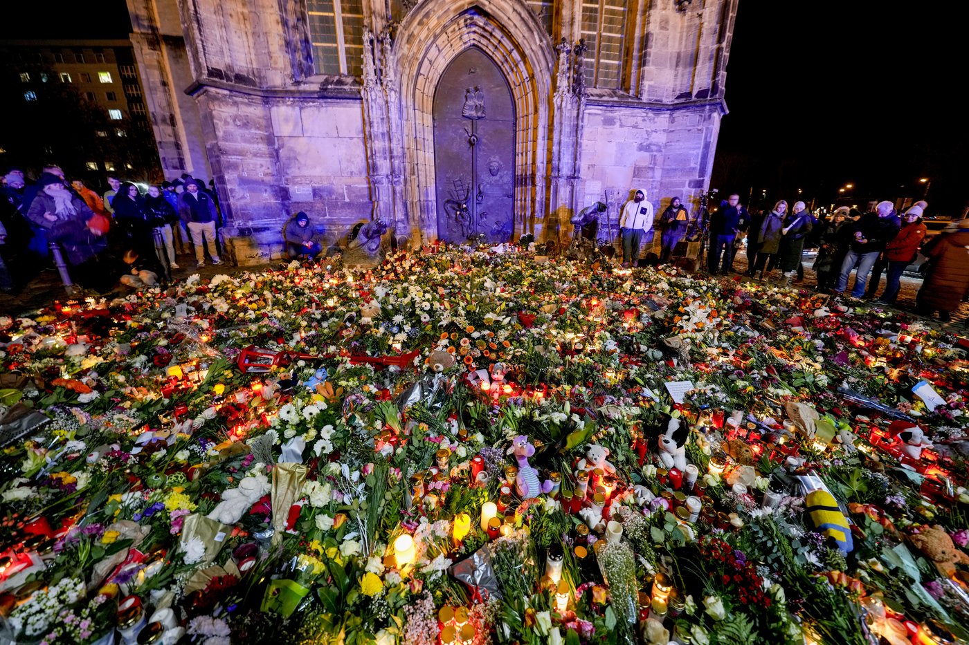 Germans mourn the 5 killed and 200 injured in the apparent attack on a Christmas market | iNFOnews.ca