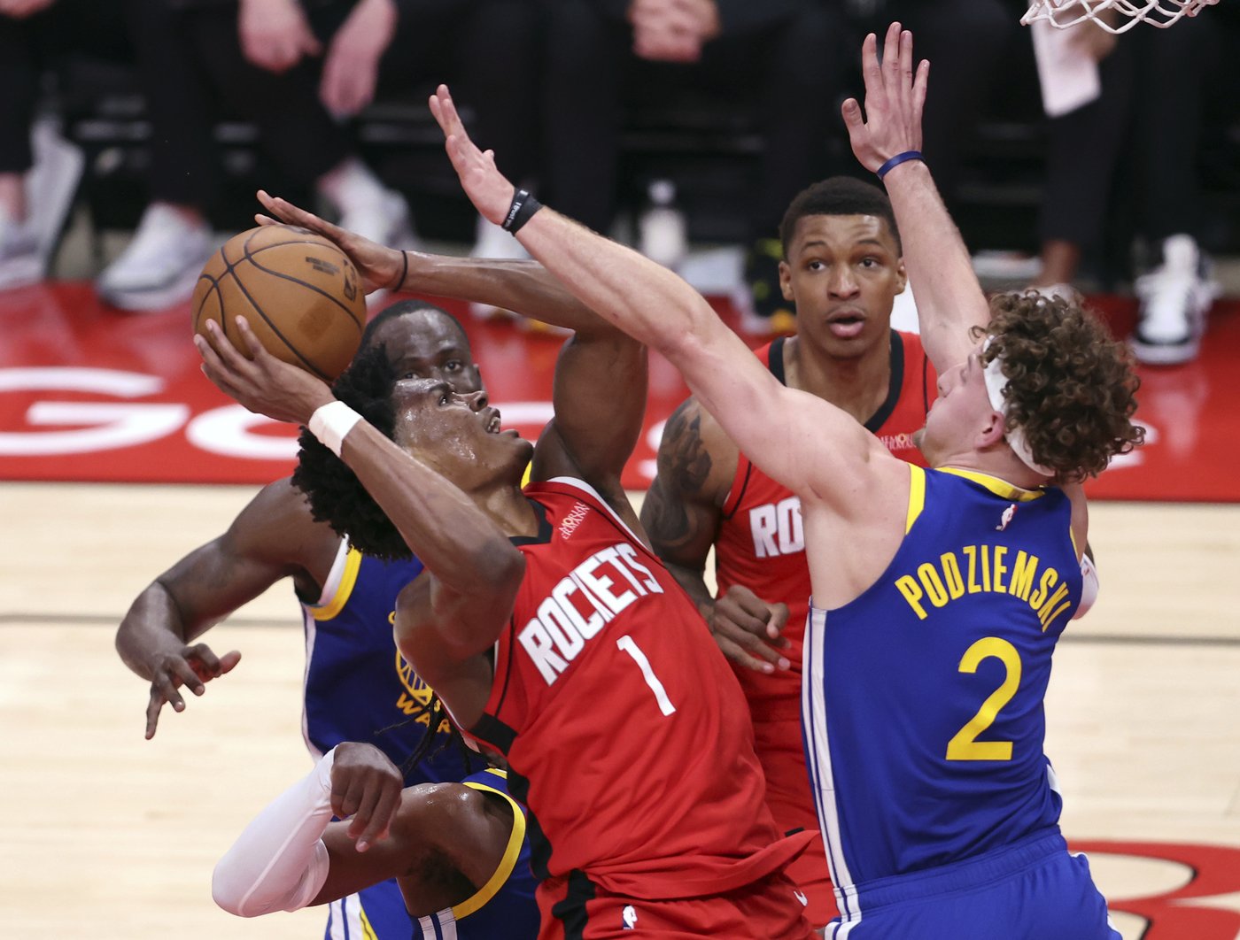 Stephen Curry scores 31 points in the Warriors' 95-85 victory over the Rockets 95-85 in Game 1 | iNFOnews.ca Stephen Curry scores 31 points in the Warriors' 95-85 victory over the Rockets 95-85 in Game 1 | iNFOnews.ca