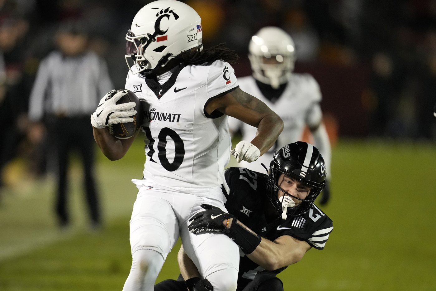 Rocco Becht throws for a score and runs for a score in Iowa State's 34-17 win over Cincinnati | iNFOnews.ca