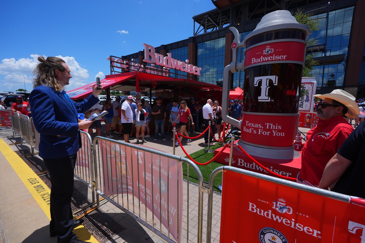 Big brew: Texas Rangers and Bud set a world record with a 12-foot tall, 600-gallon beer | iNFOnews.ca Big brew: Texas Rangers and Bud set a world record with a 12-foot tall, 600-gallon beer | iNFOnews.ca