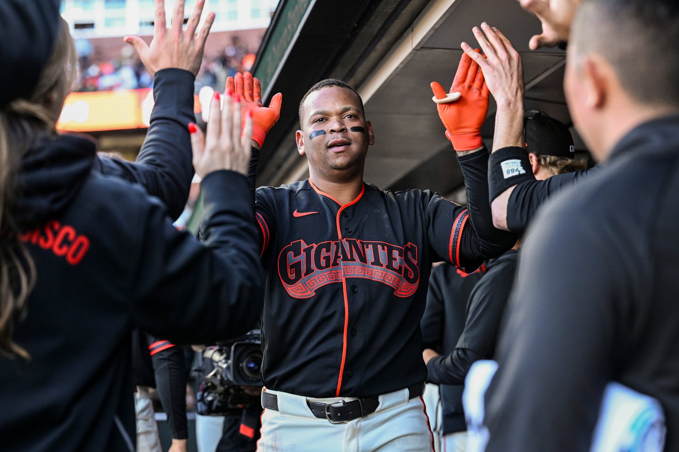 Rafael Devers homers twice and drives in 4 as Giants blank Braves 5-0 behind Logan Webb | iNFOnews.ca