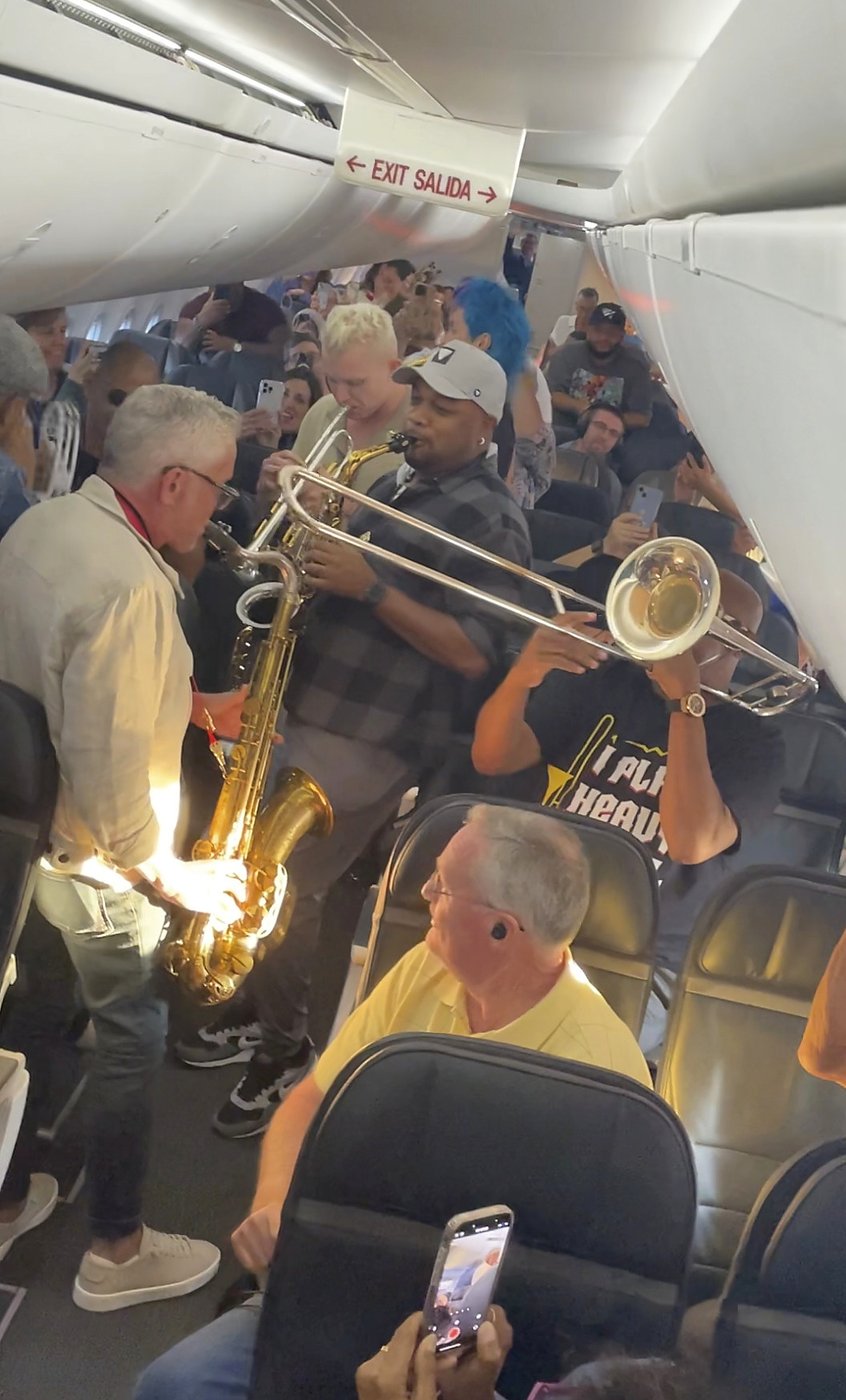 Dave Koz and his band were in flight delay hell. So they picked up their instruments | iNFOnews.ca Dave Koz and his band were in flight delay hell. So they picked up their instruments | iNFOnews.ca