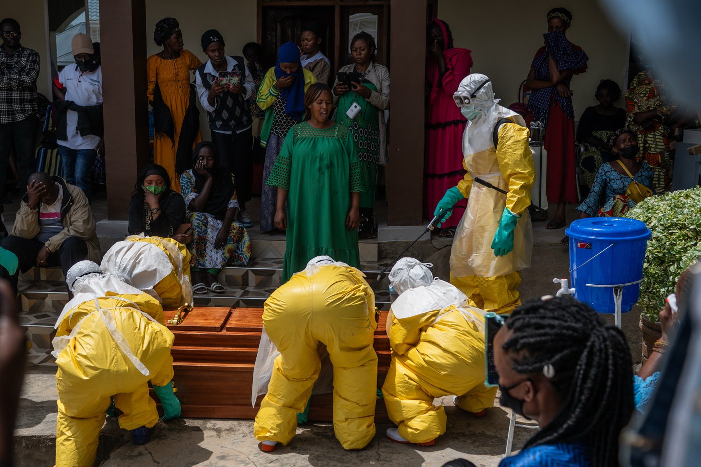 Young men storm a Congo hospital treating Ebola patients to demand bodies of their kin | iNFOnews.ca