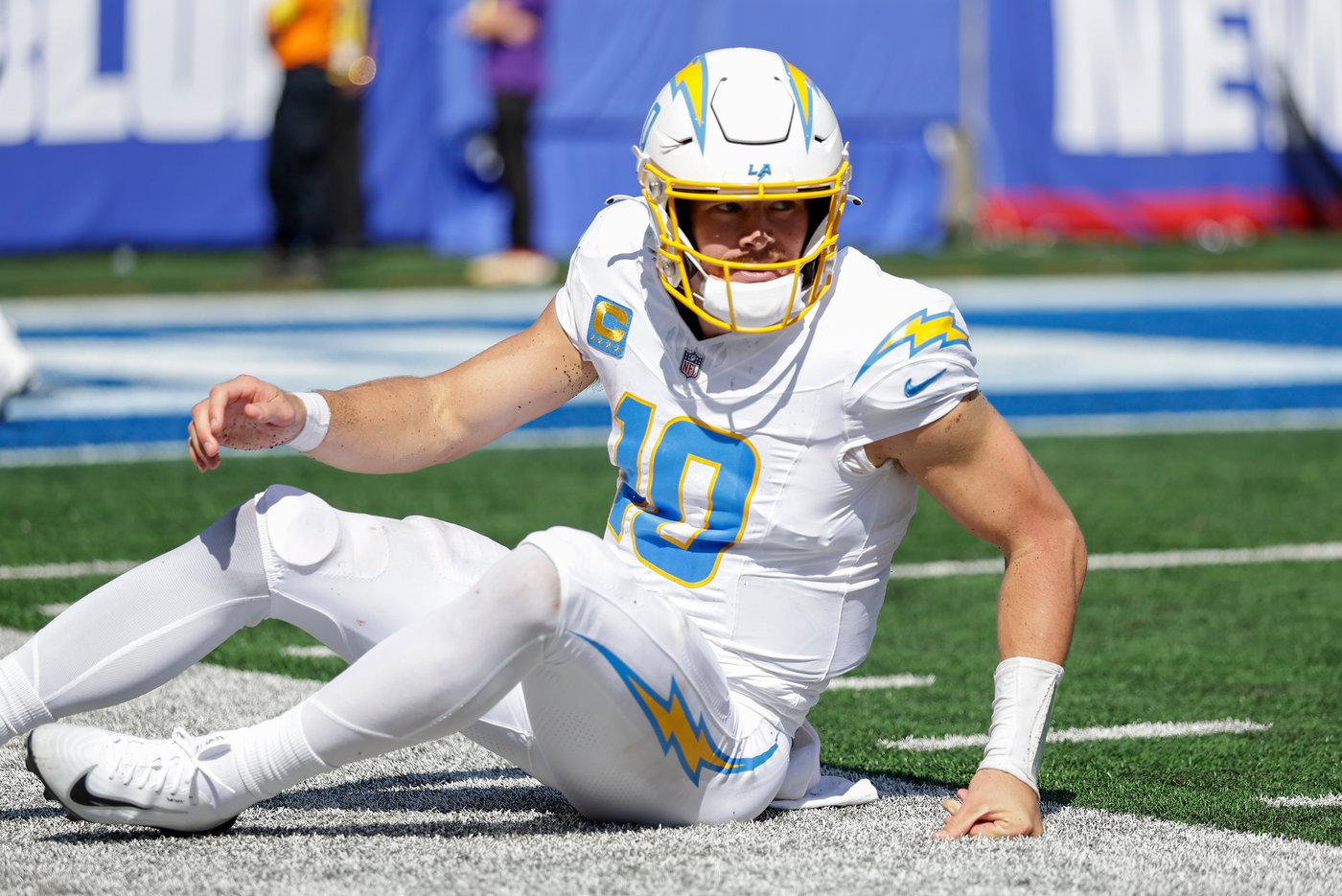 Joe Alt's ankle injury leaves the Chargers' offensive line in a bad spot | iNFOnews.ca