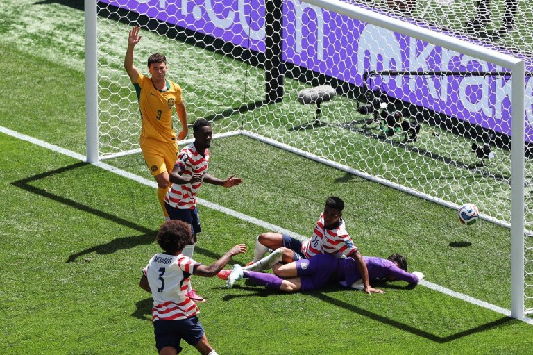 Despite Christian Pulisic’s absence, US beats Australia 2-0 to advance to World Cup knockout round | iNFOnews.ca