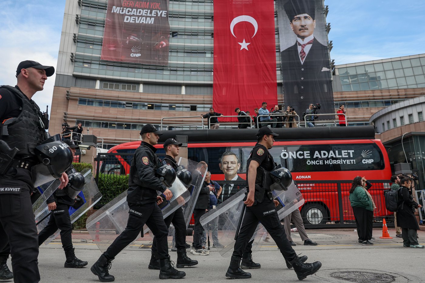 Turkish police storm offices of main opposition CHP party, firing tear gas and rubber bullets | iNFOnews.ca