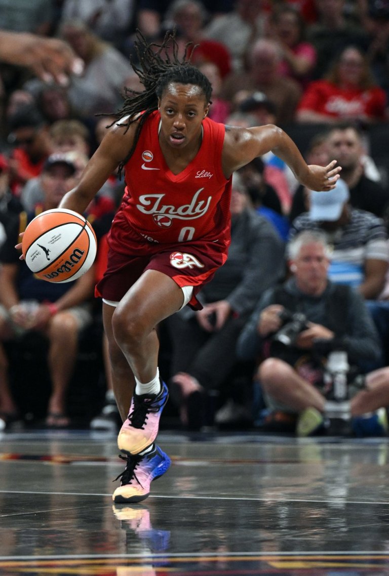 Caitlin Clark and Kelsey Mitchell each score 34 as Fever stay hot with 111-91 victory over Sun | iNFOnews.ca