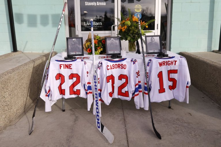 Alberta hockey players who died in crash memorialized with stickers | iNFOnews.ca