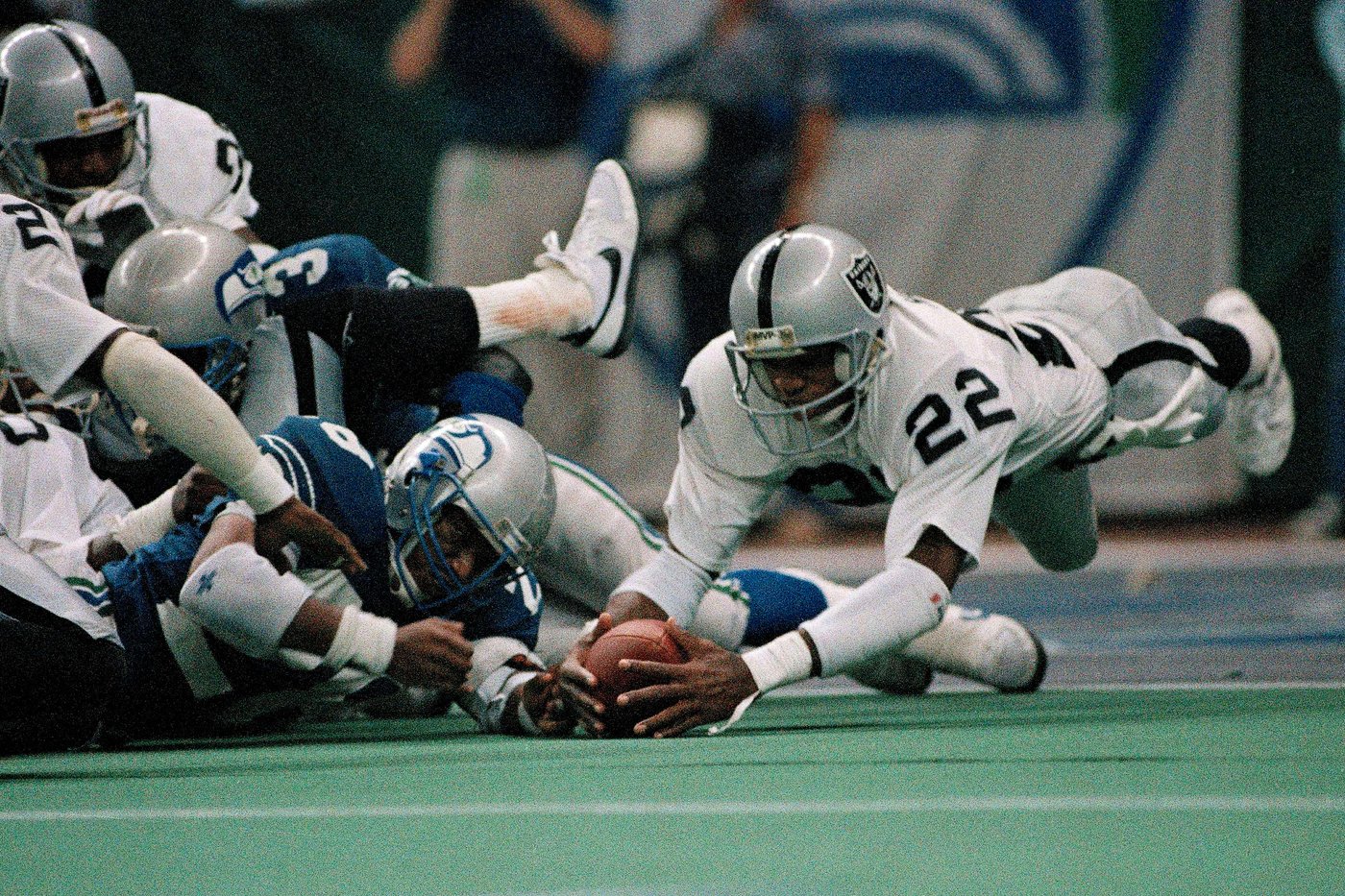 From Fred Dean to Christian McCaffrey: How midseason trades reshaped NFL history | iNFOnews.ca