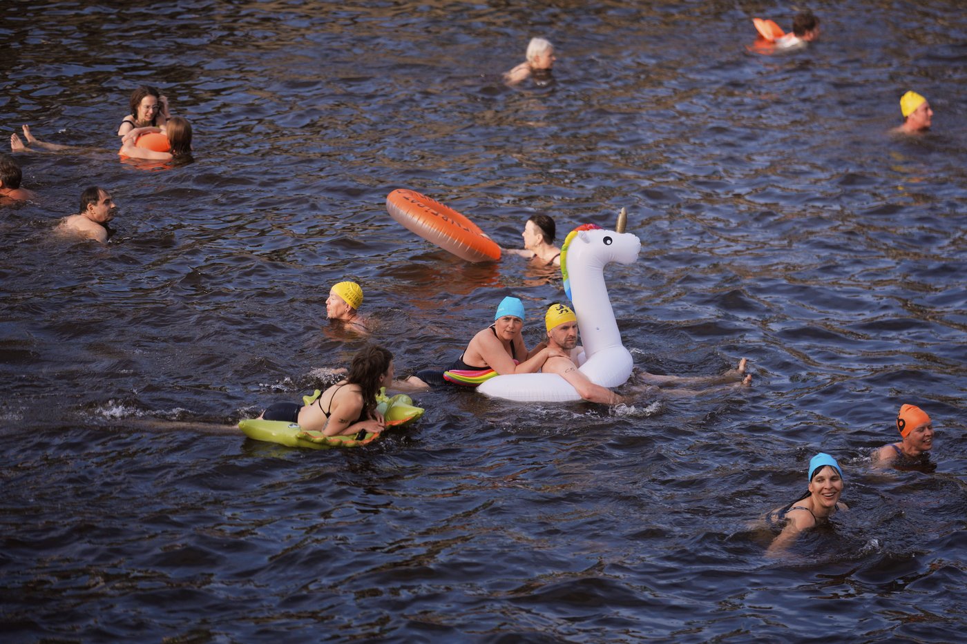 Berliners jump into the Spree River to show it's clean enough for swimming | iNFOnews.ca Berliners jump into the Spree River to show it's clean enough for swimming | iNFOnews.ca