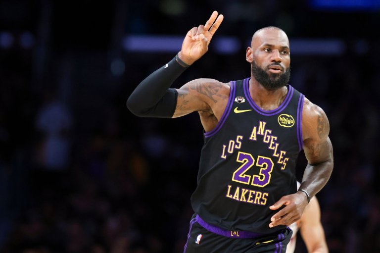 LeBron James scores 28, leads Lakers past Suns 101-73 to clinch home-court advantage in 1st round | iNFOnews.ca