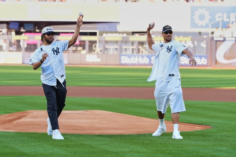 Brunson and Hart throw out first pitches at Yankee Stadium as Knicks celebrate NBA title | iNFOnews.ca